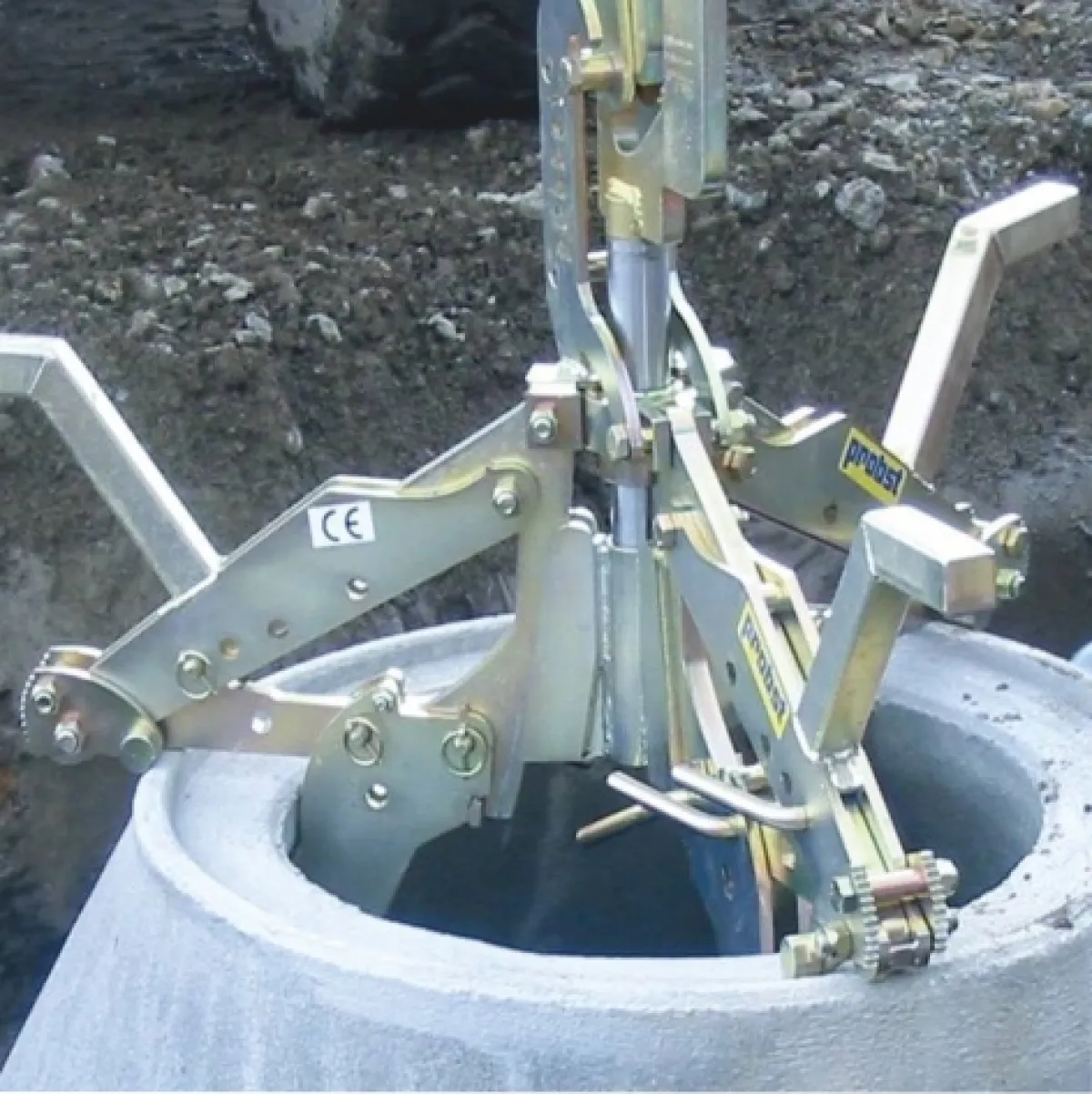 FE 1067 automata megfogó behelyezése aknaelembe | Texem Nyitott, kilazított állapotú FE 1067 típusú belső aknaemelő szerkezet pozicionálása a beton gyűrű belső palástjához | Texem