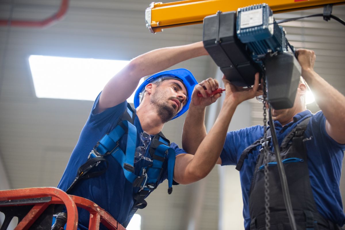 Láncos emelő beüzemelése Forgó daru elektromos emelőberendezésének elhelyezése és elektromos bekötése | Texem