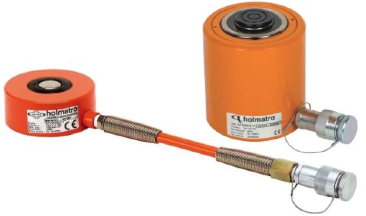 Holmatro teleszkópos kétlépcsős nagynyomású hidraulika hengerek; a fotón a beépített összekötő tömlővel szerelt HFJ 10/30 G4 és a lapos ülékkel ellátott HJ 20/50 G11 modell látható egymás mellett | Texem